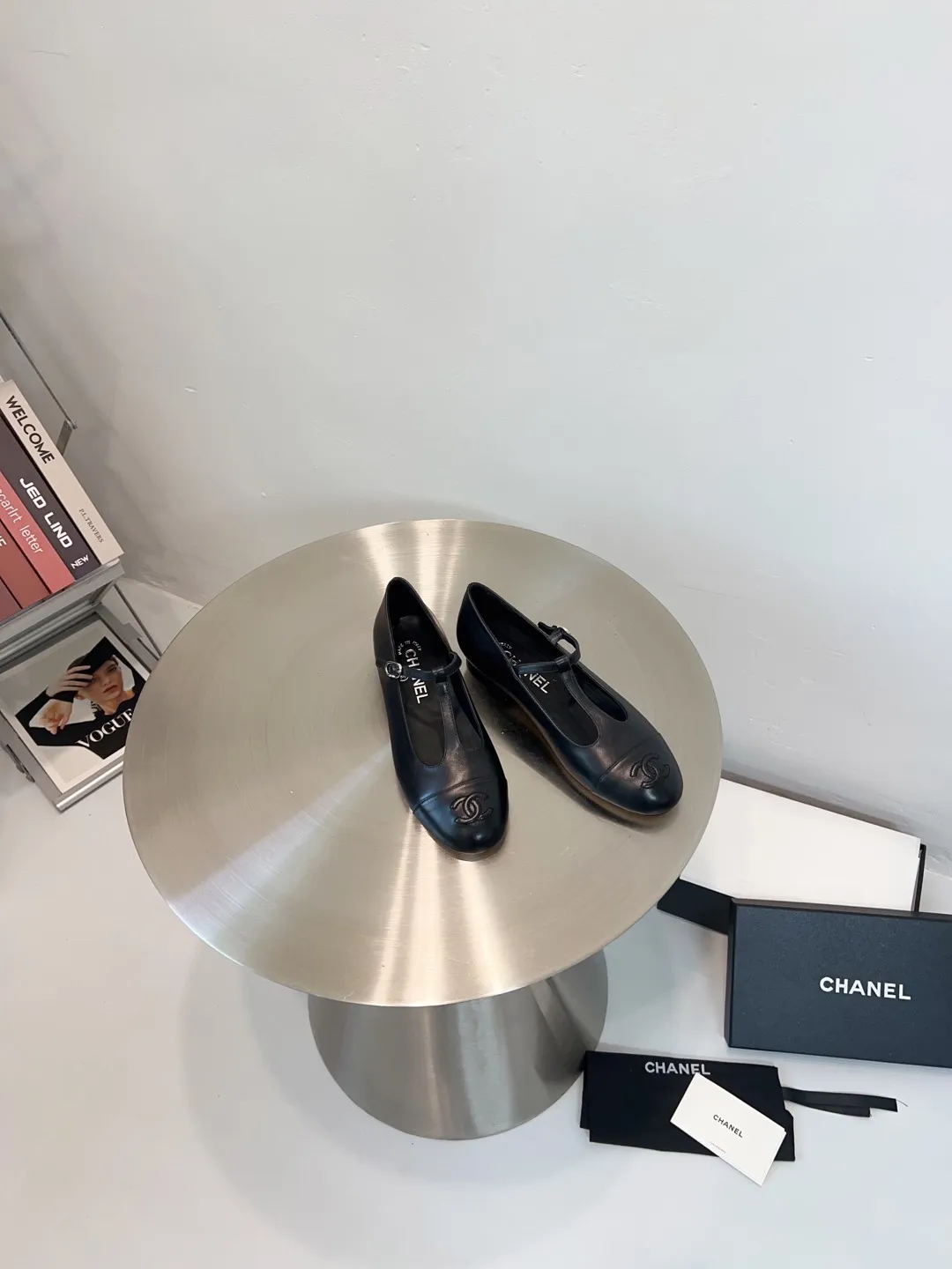 👟👟Ex-factory price 520👟👟 CHANEL Chanel classic three-color T-strap flat ballet shoes, Mary Jane shoes, Grandma Xiang’s consistent elegant ladylike temperament, full of high-end sense! It’s very nice on the feet~Whether it’s worn barefoot or paired with skirts or trousers, it’s very versatile! Incomparably beautiful! It’s so special. I’m very impressed with the details. (The version bought at the counter is developed and made according to the authentic 1:1 version. The details are perfect and more refined and durable. The upper foot is very pedicure-type. The key point is that it is very good and easy to control. ▪Fabric: Original custom-made mixed sheep. ▪Inner lining: imported sheepskin. ▪Outsole: Italian leather outsole. ▪Size: 35-39 (40, 41, 42 are custom-made and cannot be returned)